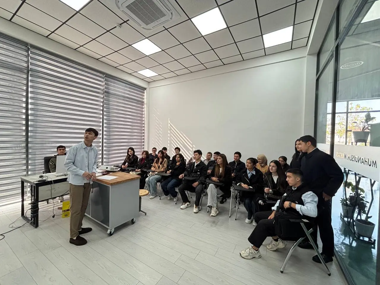 Студенты и преподаватели на территории Инженерной школы АО «АГМК»
