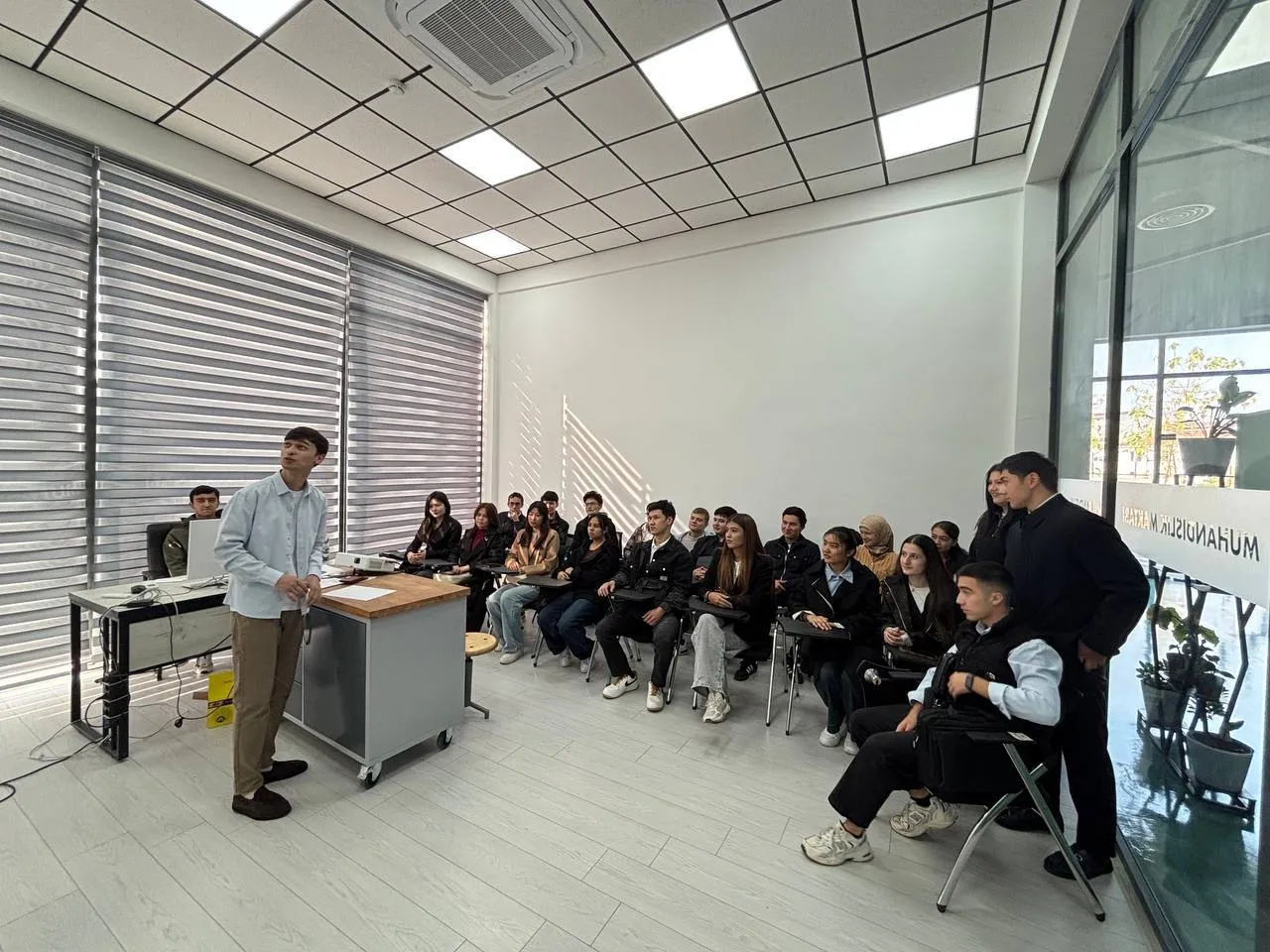 Студенты и преподаватели на территории Инженерной школы АО «АГМК»